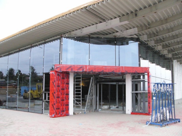 Spar Kozármisleny üvegezése